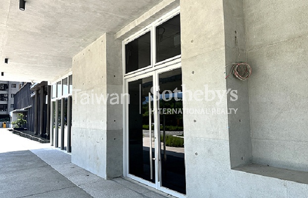 淡海知名超商包租金店建物外觀